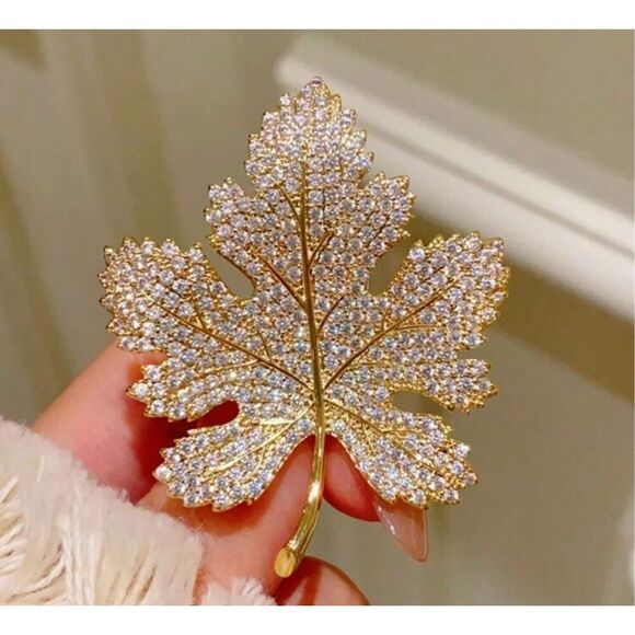 Gorgeous Leaf Brooch - Picture 1 of 2